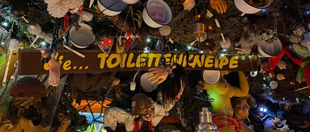 Die Kneipe "Klo" in der Leibnizstraße in Charlottenburg ist eine Themen- und Erlebniskneipe.