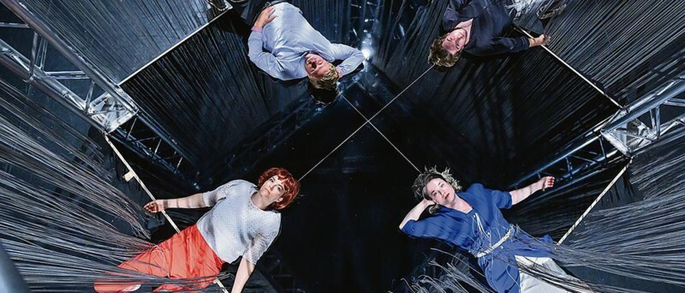 Generation Hashtag. Regisseurin Inda Buschmann hat ein starkes Ensemble versammelt, das der Geschichte Energie und Dringlichkeit einimpft.