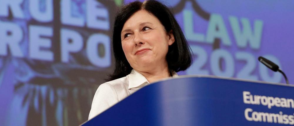 Die EU-Kommissarin für Werte und Transparenz, Vera Jourova, bei der Vorstellung des Rechtsstaatsberichts 2020. Sie ist auch Vizepräsidentin der Kommission.