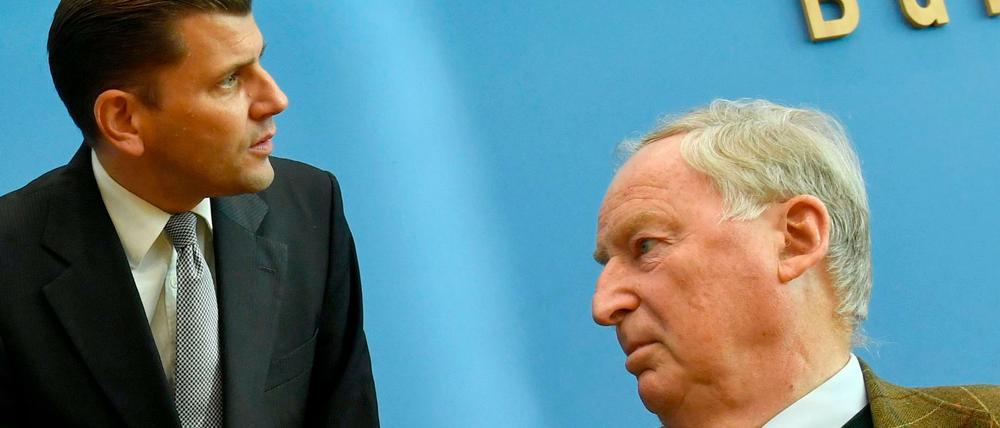 lDer ehemalige AfD-Fraktionssprecher Christian Lüth (l) und der Chef der AfD-Bundestagsfraktion Alexander Gauland.