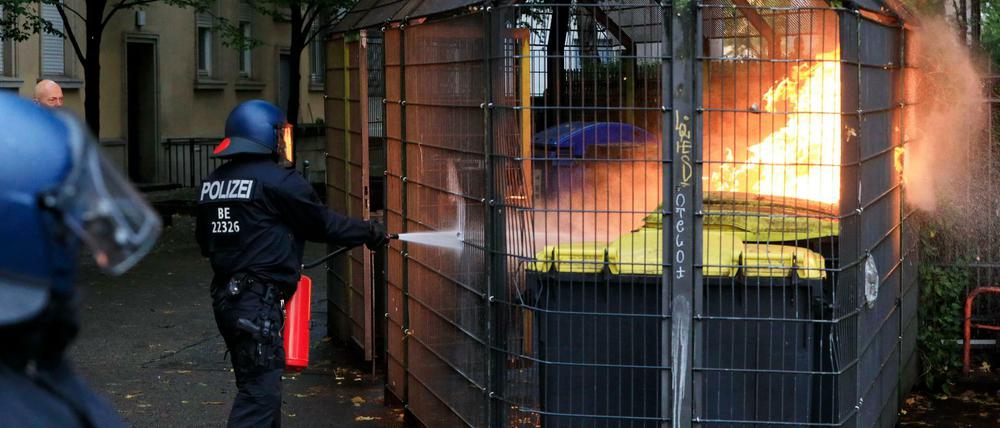 Bei der Räumung der Liebigstraße 34 am Freitag hat jemand Müllcontainer angezündet.