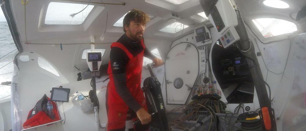 Zentrale. Boris Herrmann im Cockpit der Seaexplorer - Yacht Club de Monaco. Von hier aus bedient der Solosegler sein Boot.