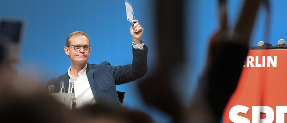 Michael Müller, Regierender Bürgermeister von Berlin, stimmt beim Landesparteitag der SPD Berlin im Jahr 2019 mit ab.
