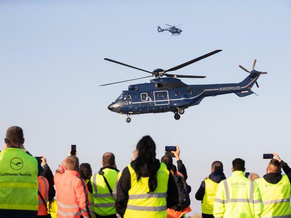 Ein letzter Besuch: Die Fliegerstaffel der Bundespolizei grüßt die Beschäftigten.
