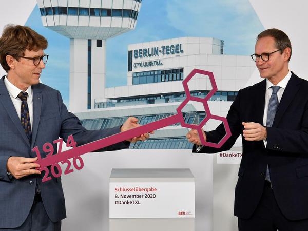 Engelbert Lütke Daldrup überreicht Michael Müller den symbolischen Schlüssel.