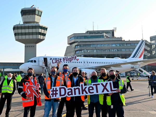 Der letzte Dienst: Flughafen-Personal verabschiedet sich.