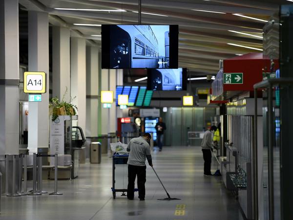 Bitte noch mal durchwischen: Das denkmalgeschützte Flughafengebäude wurde am Abend geräumt und geschlossen.