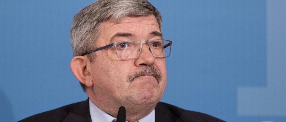 Unter Druck. Lorenz Caffier muss erklären, warum er bei einem Waffenhändler mit rechtsextremen Verbindungen eine Waffe kaufte.