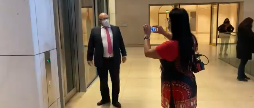Bundeswirtschaftsminister Peter Altmaier wird im Bundestag von einer Frau gefilmt.