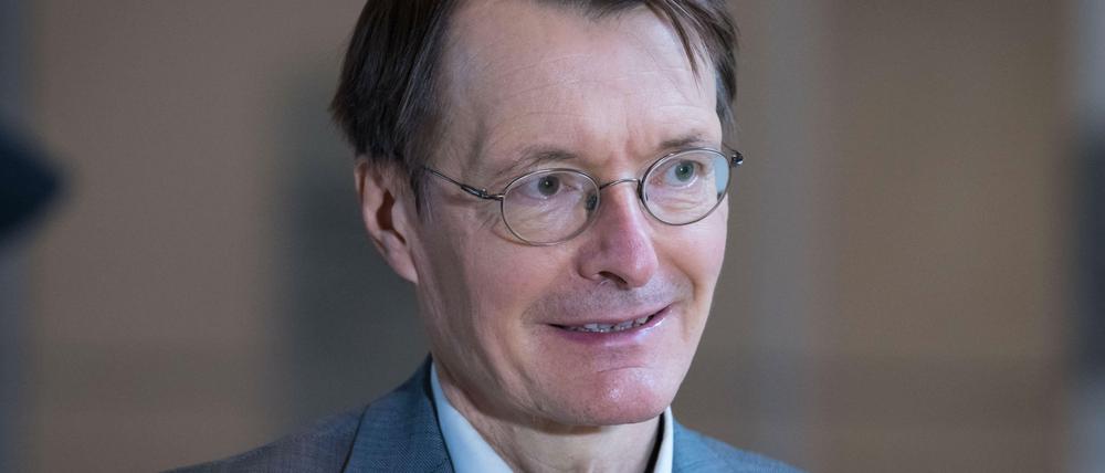 SPD-Gesundheitsexperte Karl Lauterbach kann nicht verstehen, dass sich so wenig medizinisches Personal impfen lassen will.