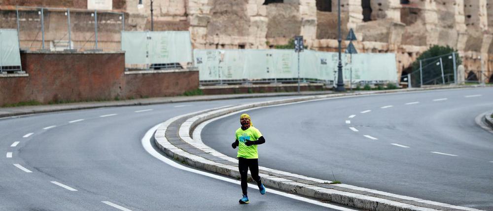 Ein Jogger nutzt die Leere am Kolosseum in Rom. Italien ist wieder im Lockdown.