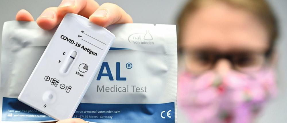Die Antigen-Schnelltests liefern innerhalb von 30 Minuten ein Ergebnis.