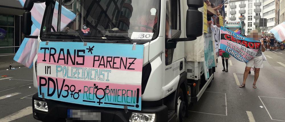 Schon beim CSD in Frankfurt 2018 forderten Demonstrierende eine Reform der Dienstvorschrift.