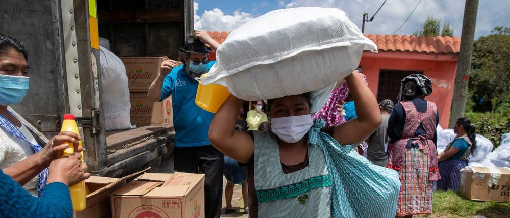 Coronakrise trifft die Armen besonders hart: Verteilung von Hilfsgütern in Guatemala