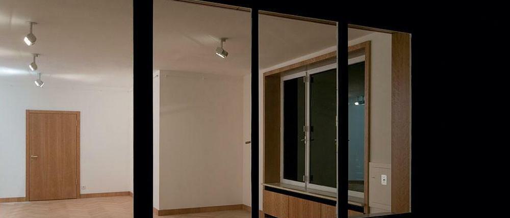 Der Künstler Gregor Schneider betrachtet im Staatstheater Darmstadt seine Installation "Sterberaum"