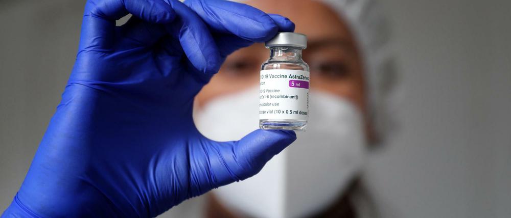 Eine Mitarbeiterin des Gesundheitswesen bereitet eine Impfdosis vor.