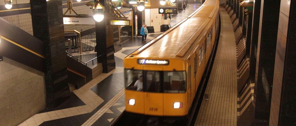 Endstation Rathaus Spandau. Hier reicht der Tunnel bereits 600 Meter nach Süden.