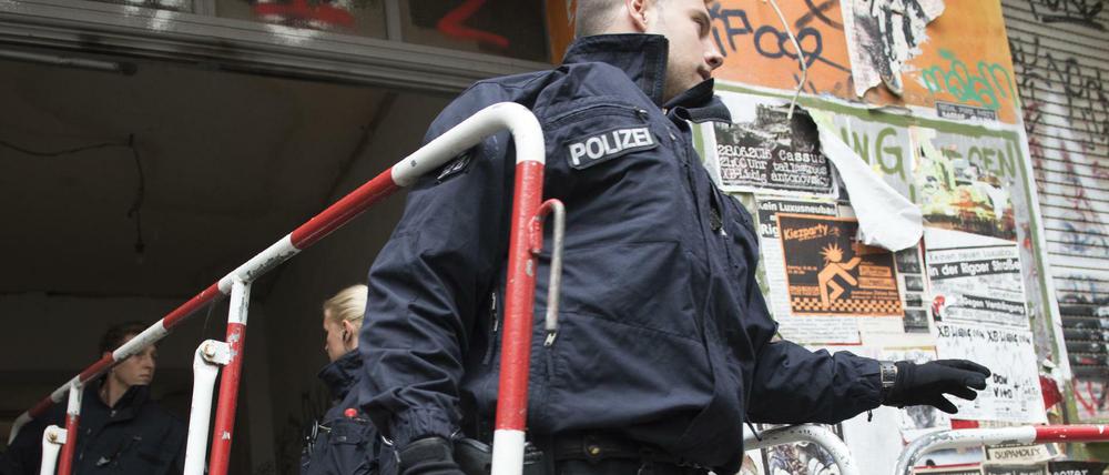Mit großer Vorsicht: Polizisten am Eingang zur Rigaer 94.