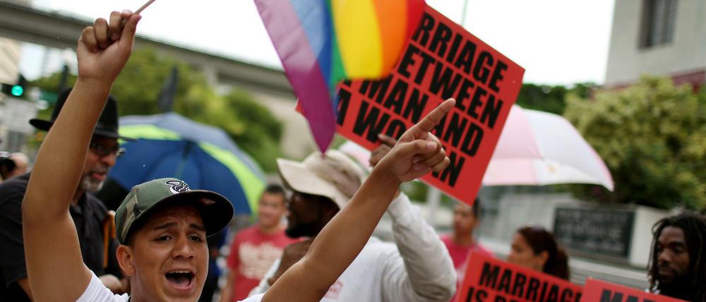Die einen dafür, die anderen dagegen: An der "Ehe für alle" scheiden sich in den USA die Geister bis heute.