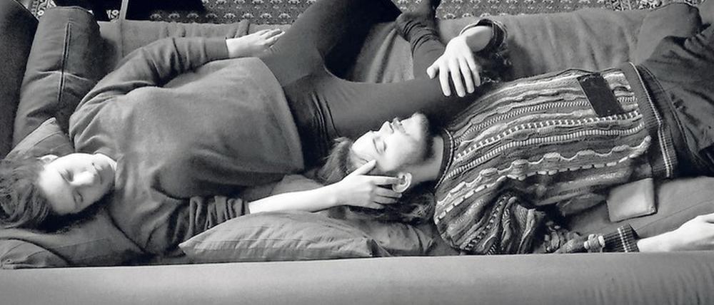 Die anderen chillen, die Regisseurin hat Stress. Annekatrin Hendel drehte überwiegend mit dem Handy und entschied sich im Schneideraum für Schwarz-Weiß und Cinemascope. Szene mit „Stieftochter“ Matilda und ihrem spanischen Freund Juan. Foto: RBB