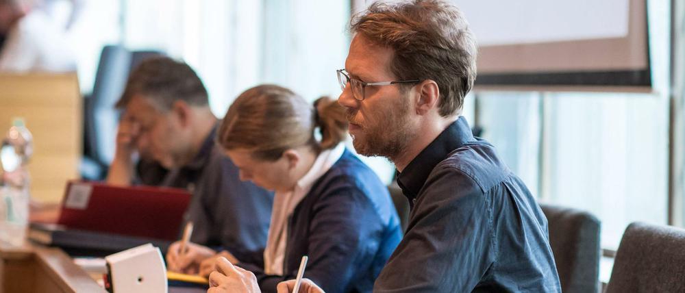 Baustadtrat Florian Schmidt bei einer Sitzung der Bezirksverordnetenversammlung – noch vor Corona im Sommer 2019.