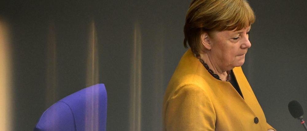 Die Kanzlerin entschuldigt sich bei den Bürgern und gesteht Fehler ein.