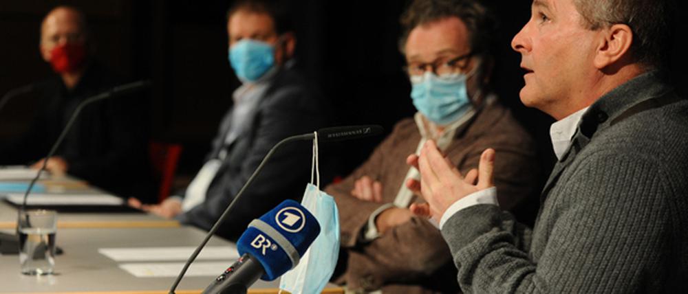 Von links nach rechts: Hansjörg Albrecht, Wolfgang Ablinger-Sperrhacke, Christian Gerhaher und Kevin Conners bei einer Pressekonferenz.