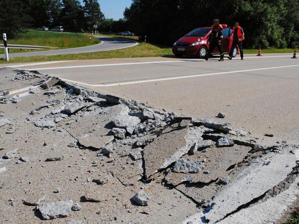 Betonbelag einer Autobahn, der in extremer Sommerhitze aufgebrochen ist.