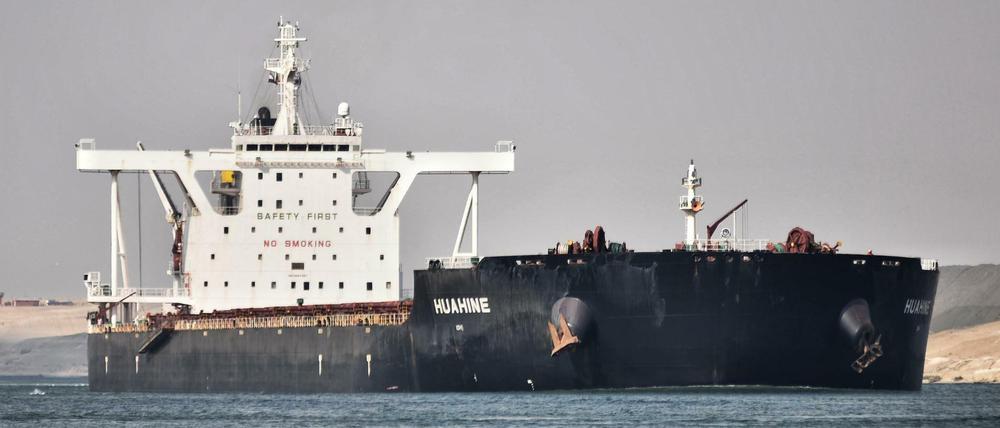 Freie Fahrt: Ein Schiff fährt durch den Suezkanal.