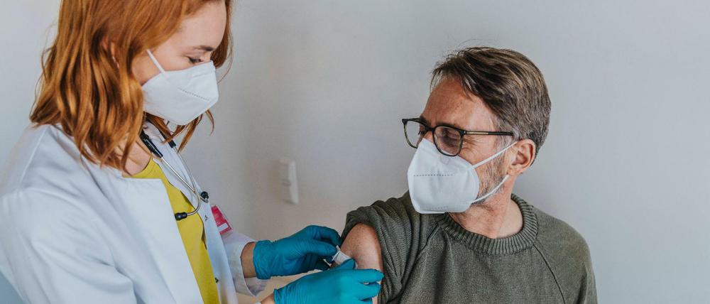 Auch unter 60 Jahren sollen Berlinerinnen und Berlin sich nun unabhängig von der Impfreihenfolge mit Astrazeneca impfen lassen können.