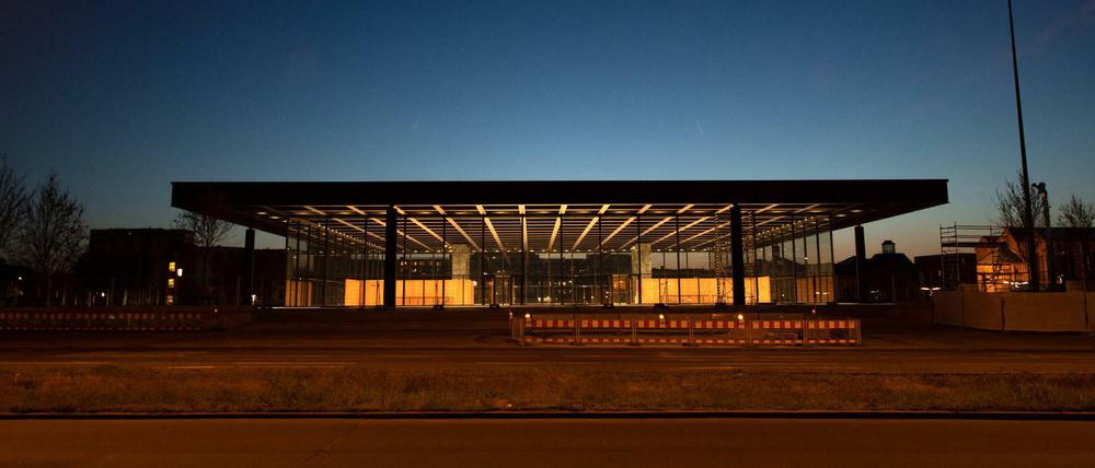Nur Schweben ist schöner. Blick auf die neue Nationalgalerie an der Potsdamer Straße. Am 22. August soll die Wiedereröffnung sein.