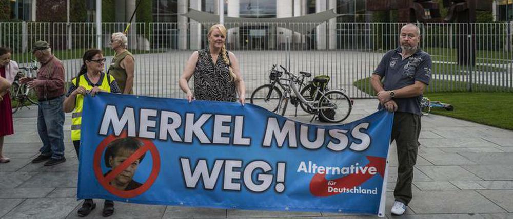 Radikal rechts. Anhänger AfD in Berlin vor dem Bundeskanzleramt. Die Partei ist jetzt offenbar auch in der Hauptstadt vom Verfassungsschutz als extremistischer Verdachtsfall eingestuft.