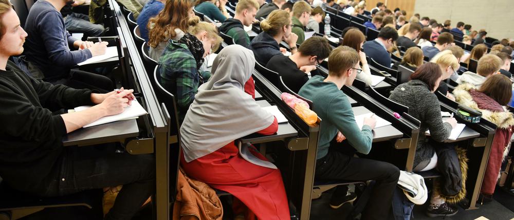 Vielfalt auch im Hörsaal: Ein Blick in eine Vorlesung in Wirtschaftswissenschaft an der Universität Halle-Wittenberg