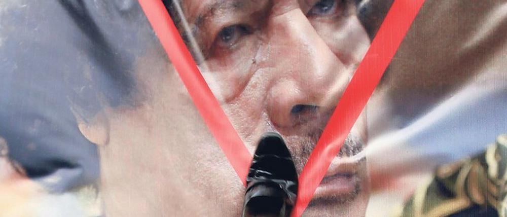 Die Geste zählt oft so viel wie die Tat. Demonstrant gegen Muammar al-Gaddafi vor der libyschen Botschaft in Kairo 2011.