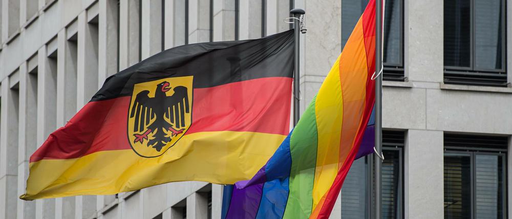 Bei der Demonstration wurde kritisiert, dass das BAMF die Asylanträge queerer Geflüchteter bereits in der Vergangenheit ablehnte.