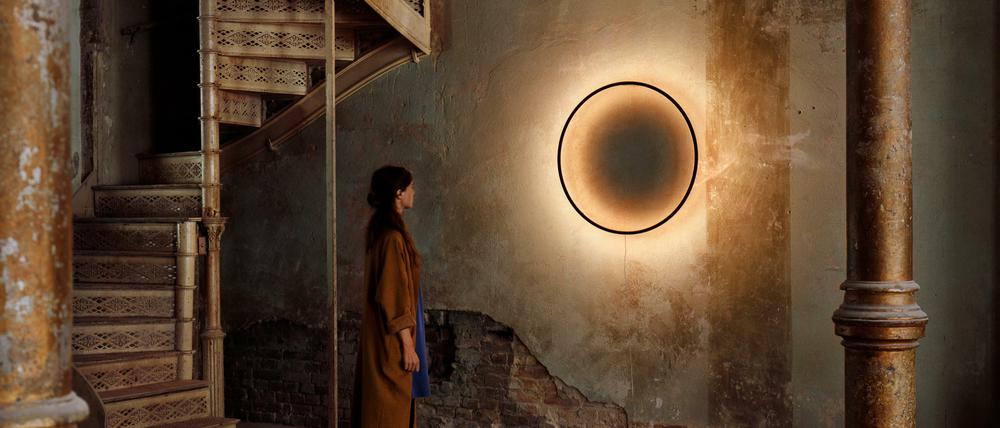 Wie eine Mondfinsternis. Die einfache Form dieser Lampe bringt erstaunliche Effekte hervor.