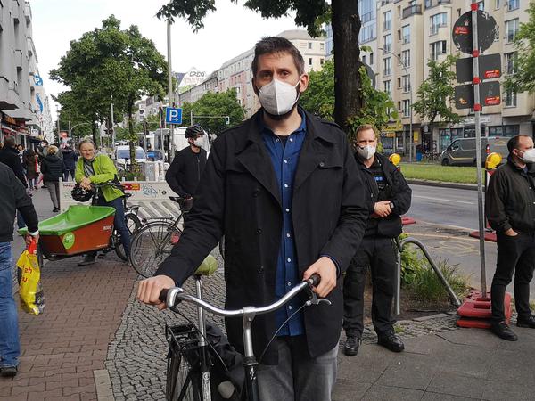 Mahnwachen-Organisator Dierk von Schneidemesser mit seinem Fahrrad.