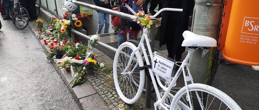 Weißes so genanntes Geisterrad im Gedenken an eine getötete Radfahrerin in Berlin-Friedrichshain.