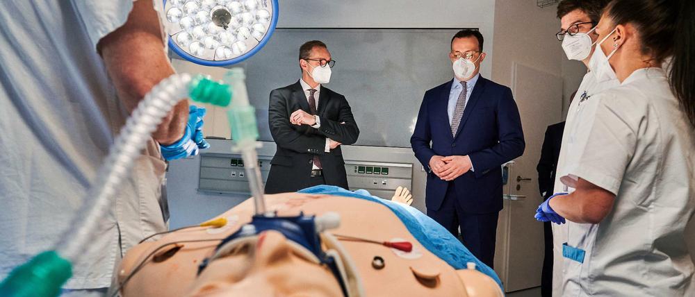 Berlins Regierender Bürgermeister Michael Müller (SPD) und Bundesgesundheitsminister Jens Spahn (CDU) begutachten den "Schockraum" am neuen "Haus der Zukunft am ukb. Hier trainieren Ärzte und Pfleger an Puppen den Notfall.