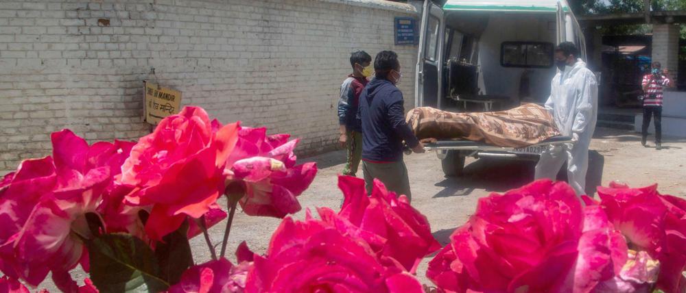 Ein Corona-Opfer wird in ein Krematorium gebracht. In Indien wurden 1742 Corona-Waisen und 7464 Corona-Halbwaisen erfasst.