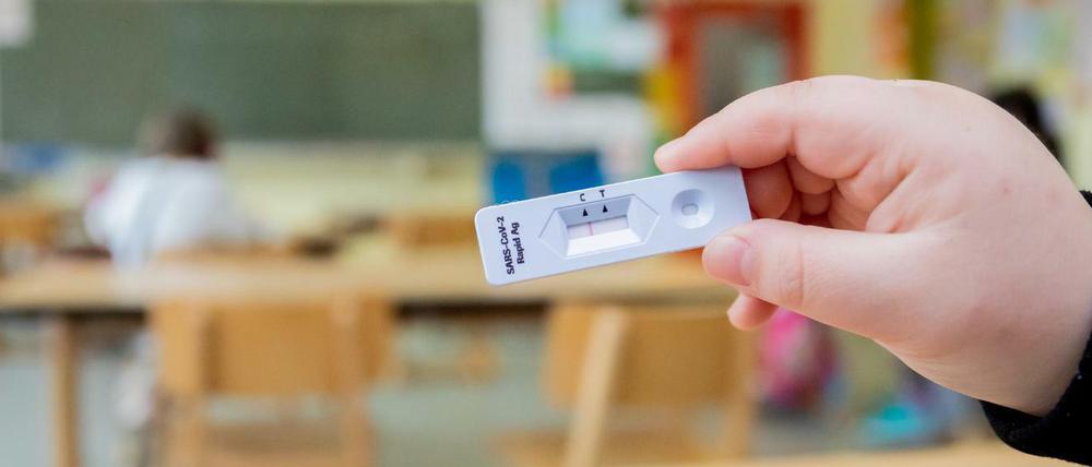 Ein Schüler zeigt einen negativen Corona-Schnelltest. (Symbolbild)