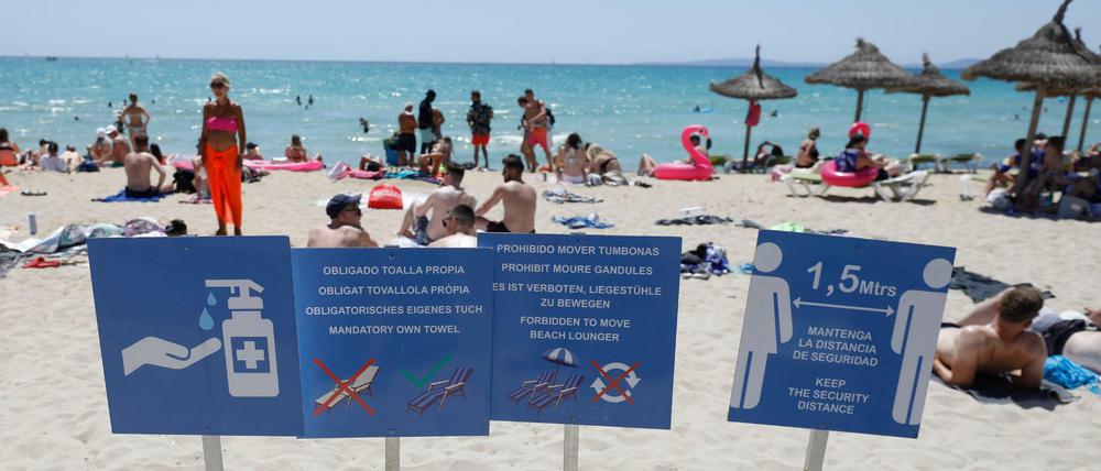 Touristen am Strand von Arenal in Palma de Mallorca.