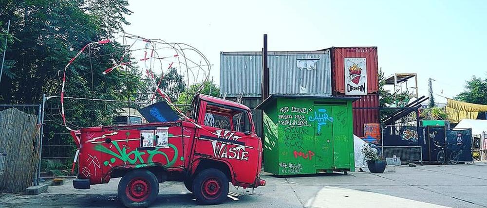 Wilde Waste: Vor den Toren zum Disko Babel Gelände.