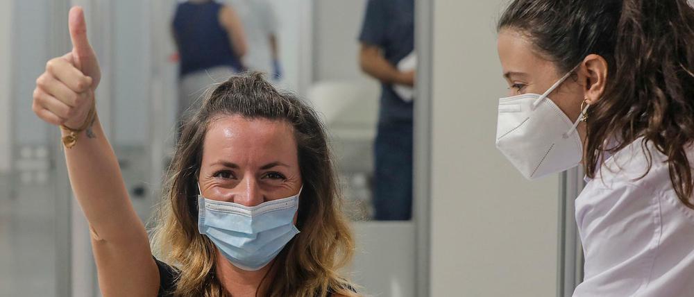 Um für eine ausreichende Grundimmunität zu sorgen, braucht es noch deutlich mehr gehobene Daumen.