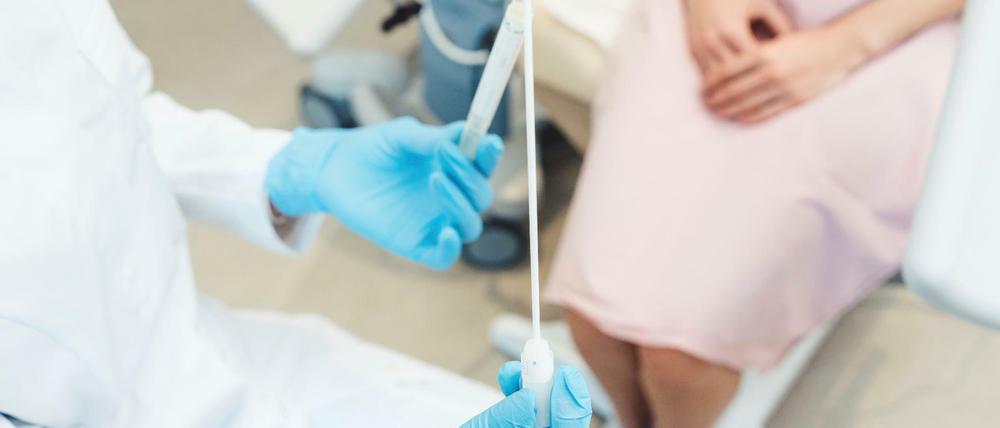 Ein Abstrich gehört zu gynäkologischen Routineprozeduren.