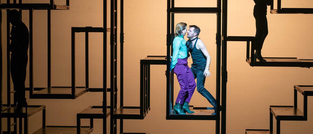 Ein Klettergerüst auf der Bühne: Bettina Hoppe (links) und Nico Holonics müssen schwindelfrei sein.