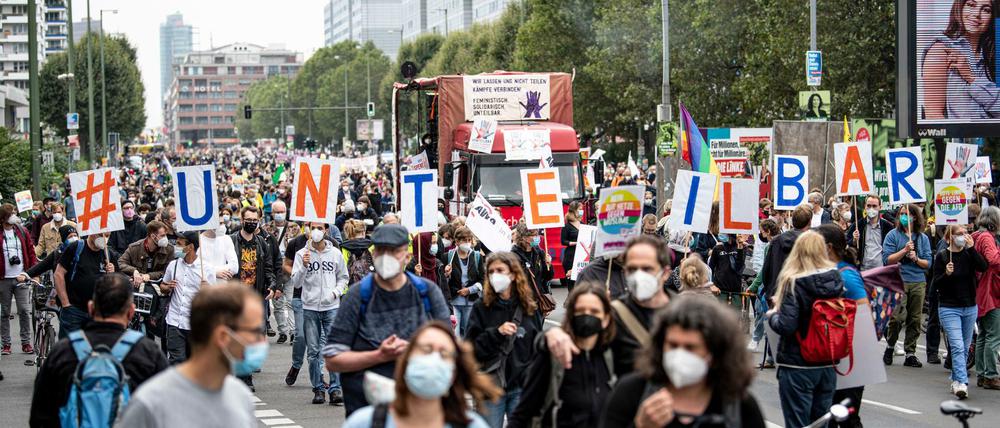 Teilnehmer laufen auf der Demonstration des Bündnisses „#unteilbar“ mit dem Motto «Für eine offene und solidarische Gesellschaft» über die Leipziger Straße. Zu den Unterzeichnern des Aufrufs gehören mehr als 160 Organisationen, Verbände und Initiativen.