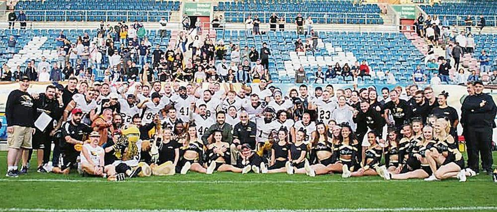Mit einem 34:10 (28:10)-Sieg bei den Rostock Griffins machten die Berliner den vorzeitigen Aufstieg in die German Football League am Samstag perfekt.
