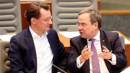 Der nordrhein-westfälische Verkehrsminister Hendrik Wüst (CDU, l) und Ministerpräsident Armin Laschet (CDU).