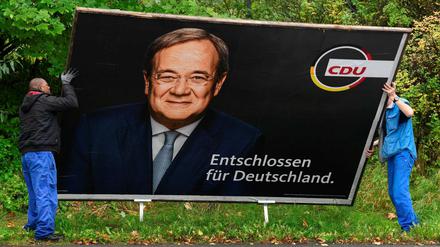 Ein Wahlplakat von Armin Laschet wird abgebaut
